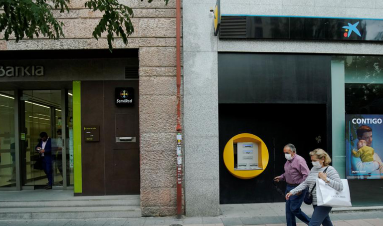 Spanish banks seek mergers as outlook darkens