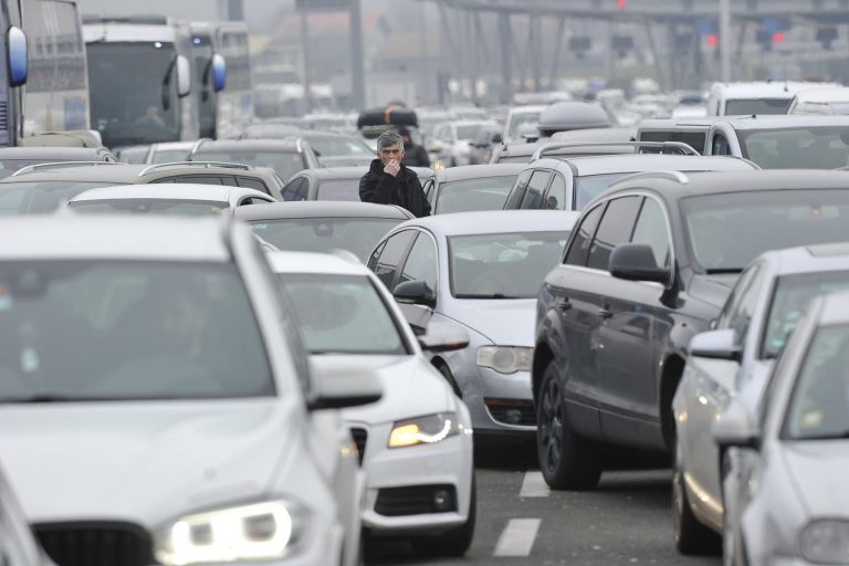 Holiday traffic clogs Balkan borders despite virus warnings