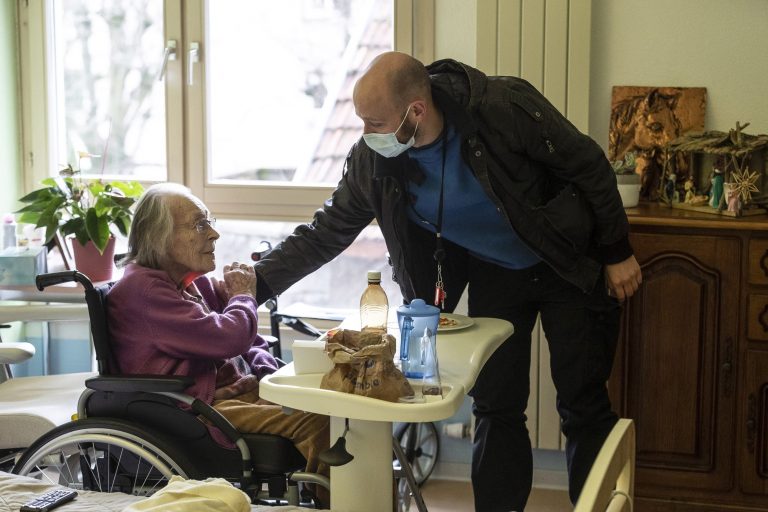 In France, a pandemic dilemma over holiday rights for elders