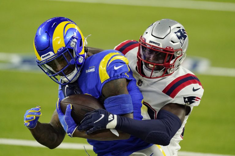 Akers runs wild, Newton benched as Rams rout Patriots 24-3