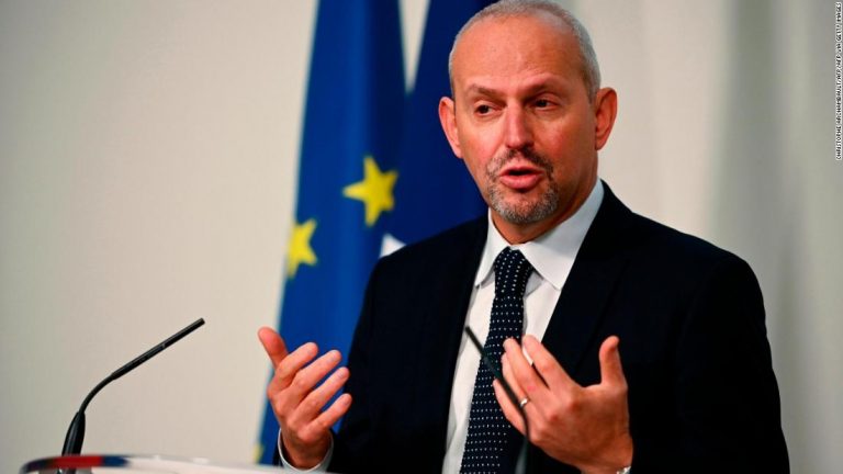French Senate report says government failed to heed mask stockpile warnings