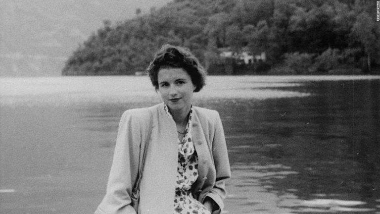 Mystery photos spark worldwide quest