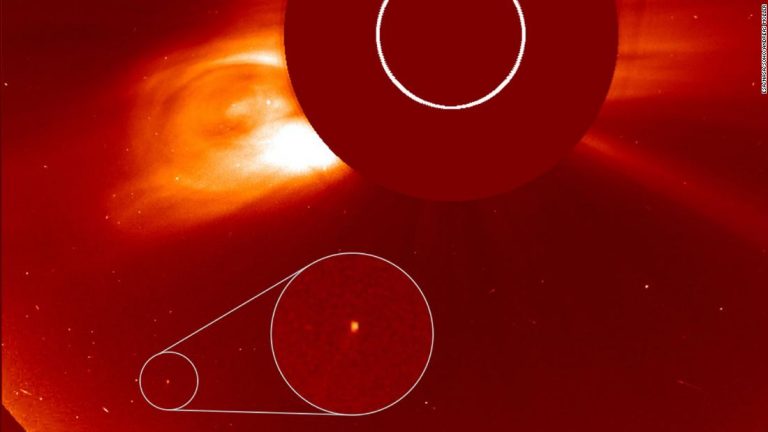 Newly discovered comet photographed during solar eclipse