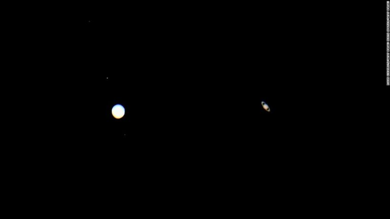 Jupiter and Saturn appear closer than they have for 800 years