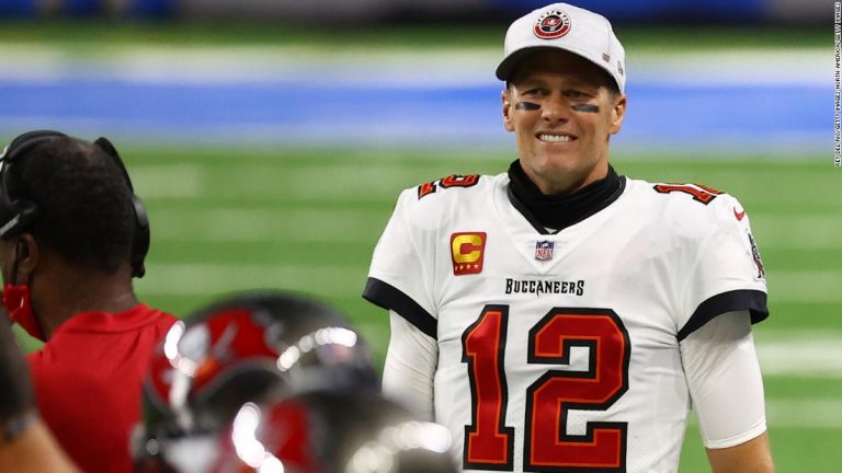 Tom Brady lifts Buccaneers into playoffs with record-breaking performance