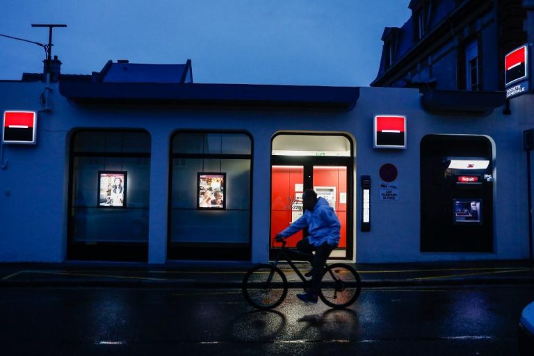 Societe Generale says to shut 600 branches in France