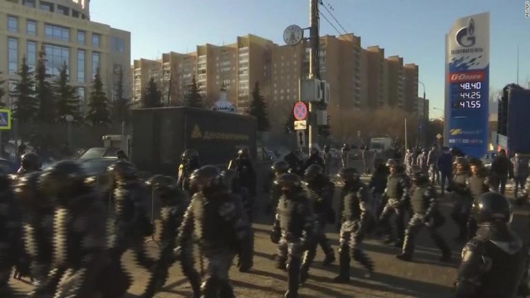 CNN reporter on Navalny hearing: Police presence is suffocating