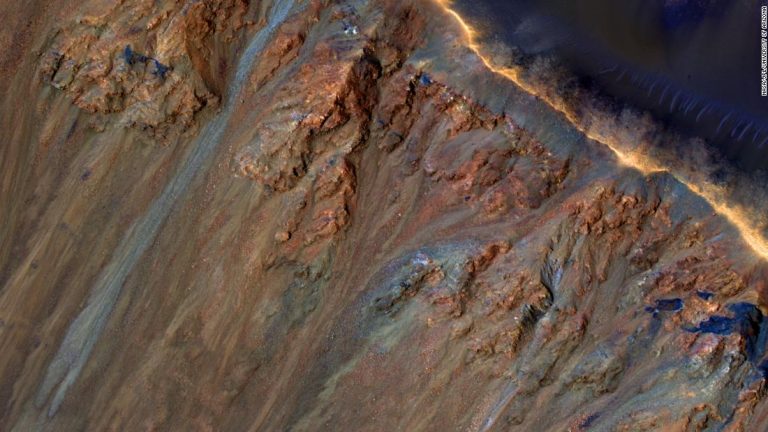 Martian landslides may be caused by melting ice and salt under the surface