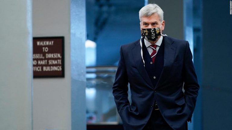 Six Republicans break ranks in constitutionality vote