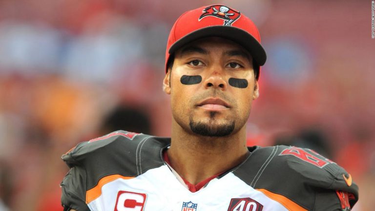 Vincent Jackson, former NFL wide receiver, found dead in hotel room, authorities say