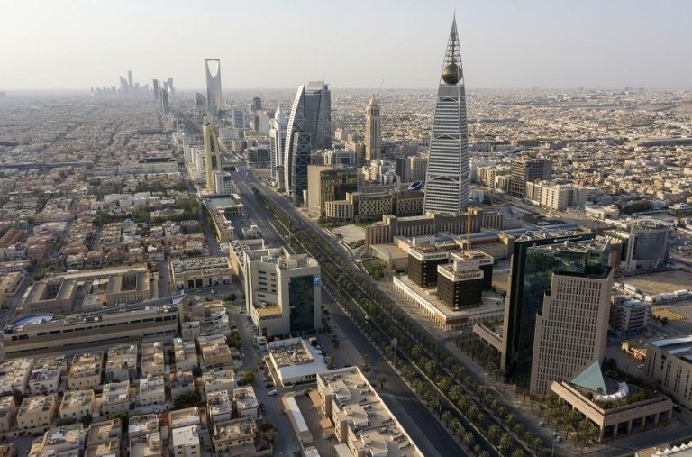 Saudi bank loans to public, private sectors rise 15% to $490.9bn in December 2020