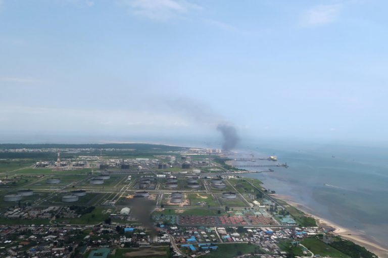 Nigeria negotiates terms with major oil firms to keep investments