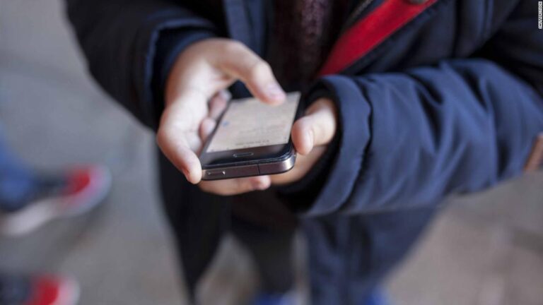 How to prepare kids for social media use