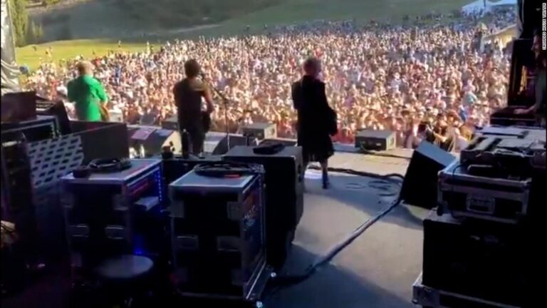 Large crowds sing along at concert with no restrictions in New Zealand