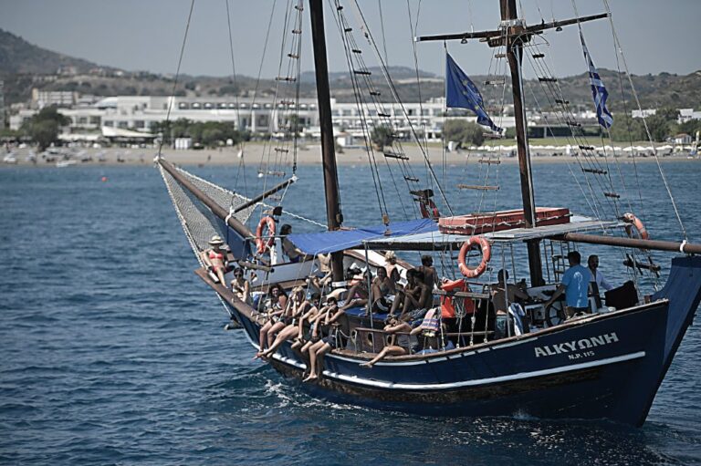 Travel industry bets on vaccine passports to draw Brits to Med