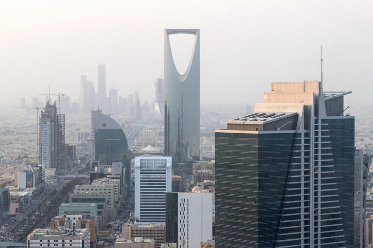 Banks lift Saudi index for fourth straight session