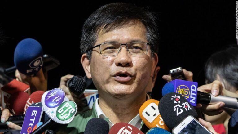 Minister offers to quit after train crash kills dozens