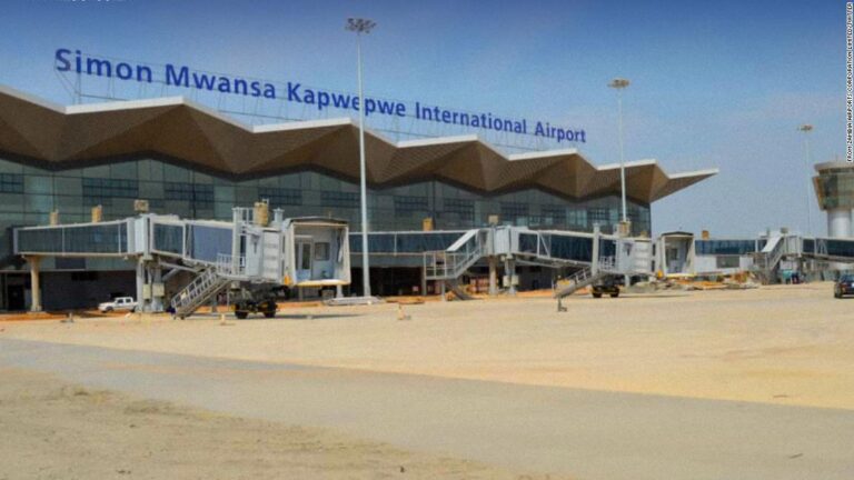 Plane mistakenly lands at airport under construction
