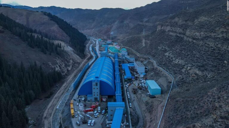 21 Chinese miners trapped by underground flood in Xinjiang coal mine