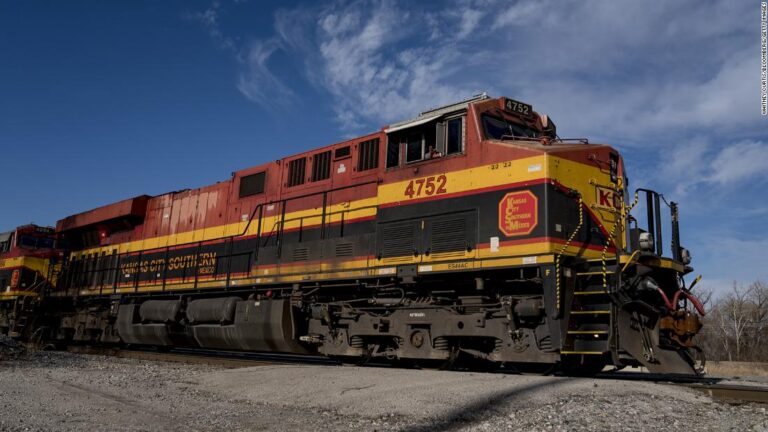 Two Canadian railroads launch bidding war for rare access to Mexico
