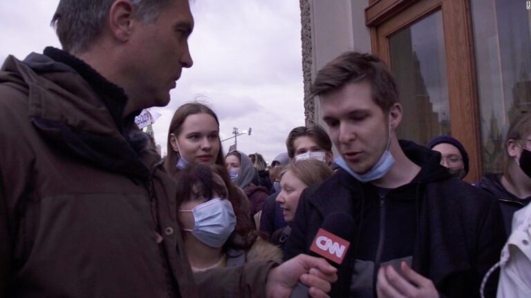 CNN speaks to protesters rallying in support of Navalny