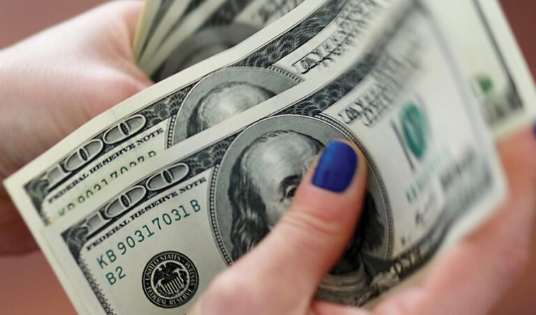 Dollar on pace for its third weekly gain