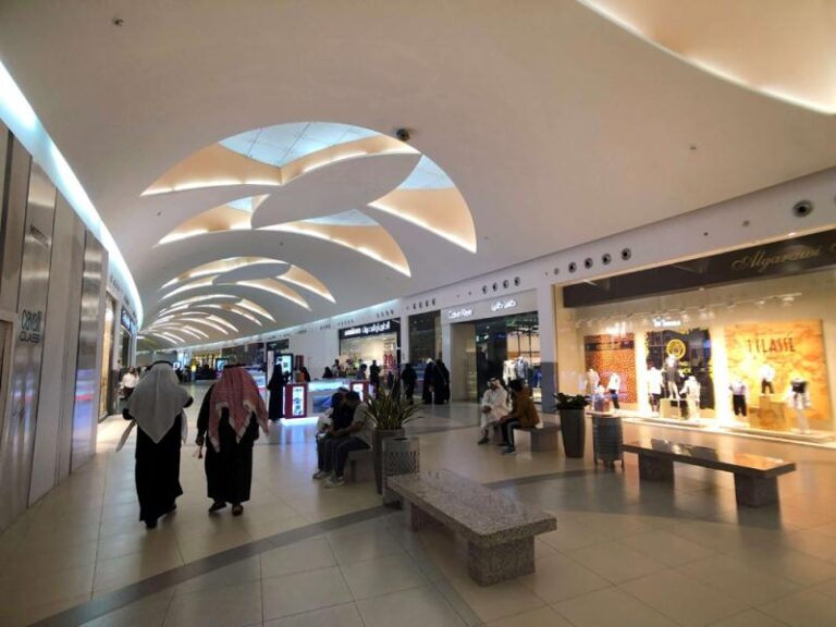 Only Saudis can work in Kingdom’s malls under new rules