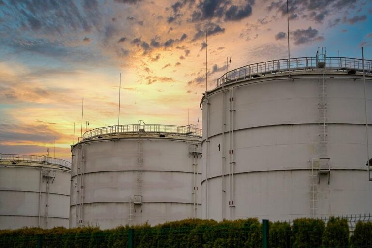 Oil prices climb on favorable outlook for US fuel demand
