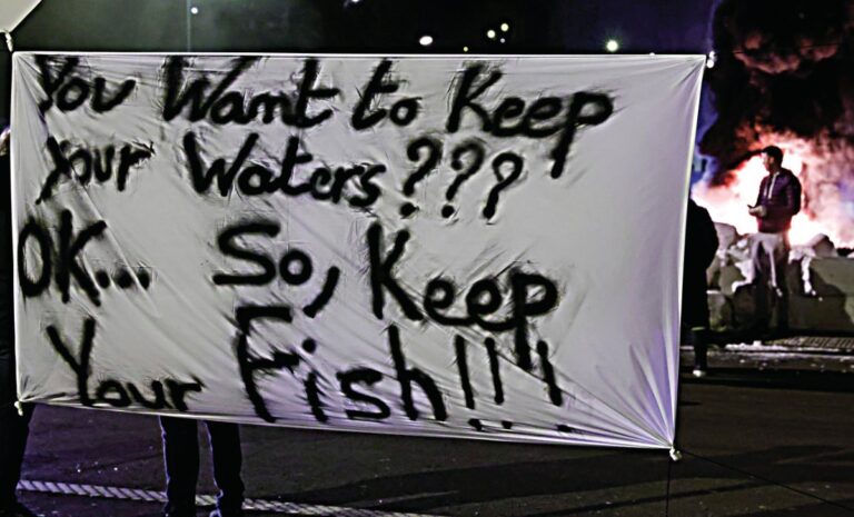 French fishermen block British trucks in port