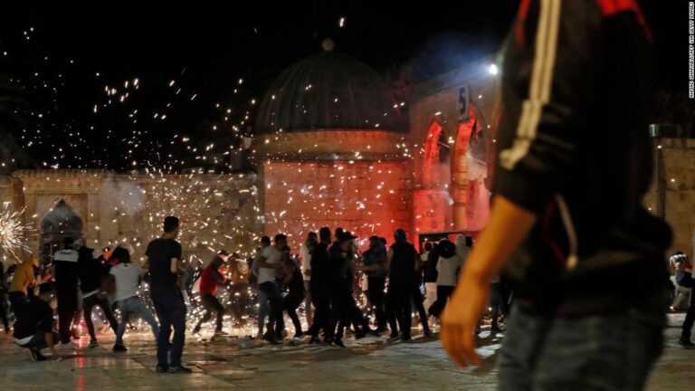 More than 200 hurt in clashes at Jerusalem mosque, Palestinian Red Crescent says