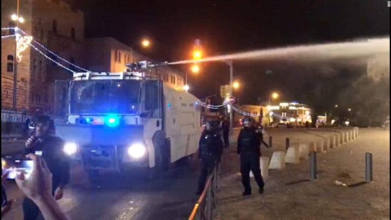 Video shows violent clashes between Israeli police and Palestinians