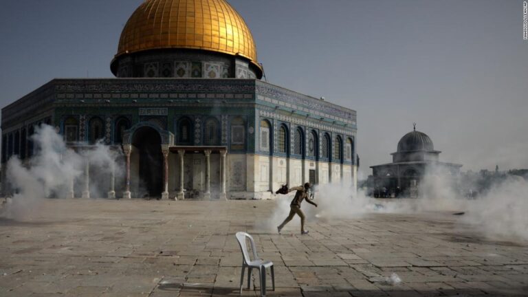 Hundreds of Palestinians injured in Israeli police clashes as tensions soar in Jerusalem