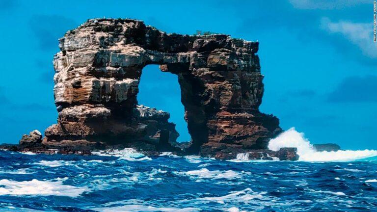 Famous Galapagos rock formation collapses