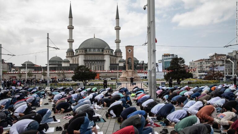 Erdogan inaugurates major new mosque in heart of Istanbul