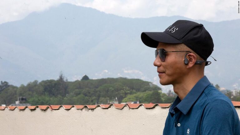 Blind Chinese man climbs Mount Everest