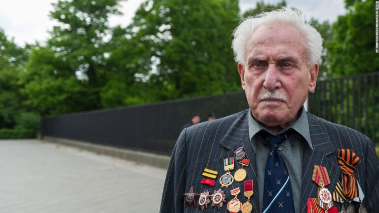 Last surviving liberator of Auschwitz dies at 98