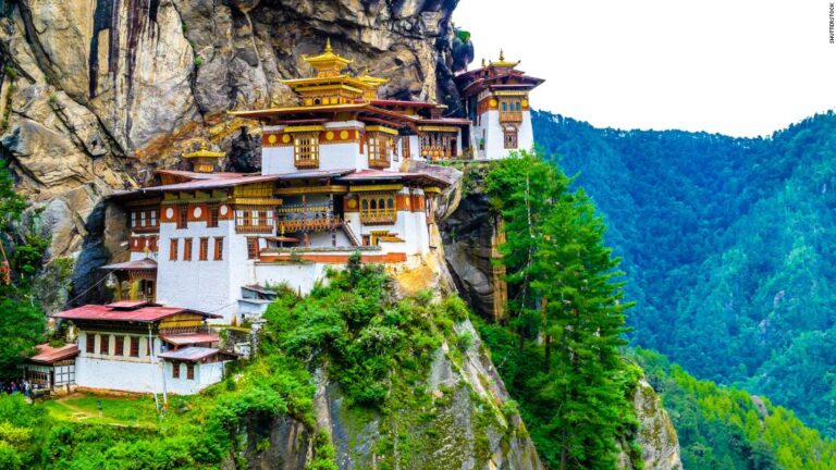 Bhutan vaccinates 90% of its population, becoming a beacon of hope for a struggling region