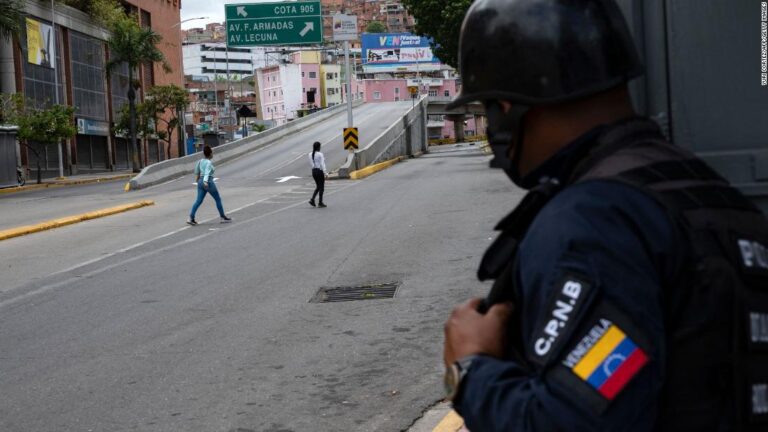 Gunfights between gangs and police close major roads in Caracas