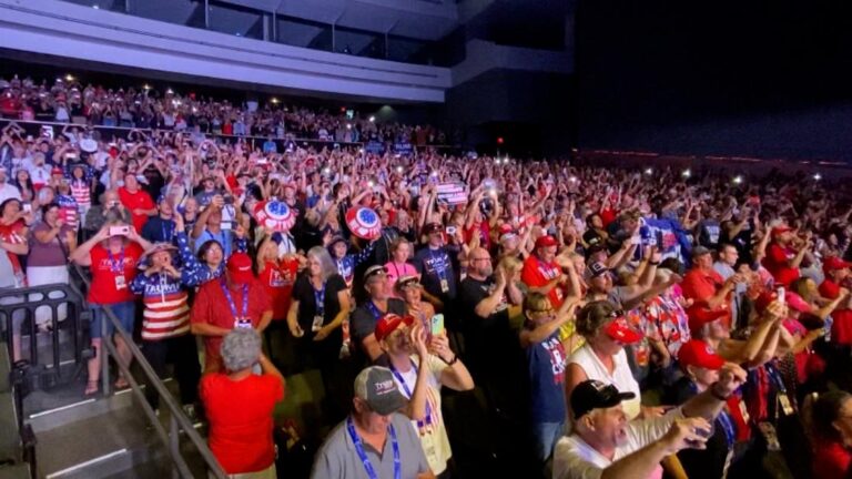 See ER physician’s exasperated reaction to packed, maskless Trump event