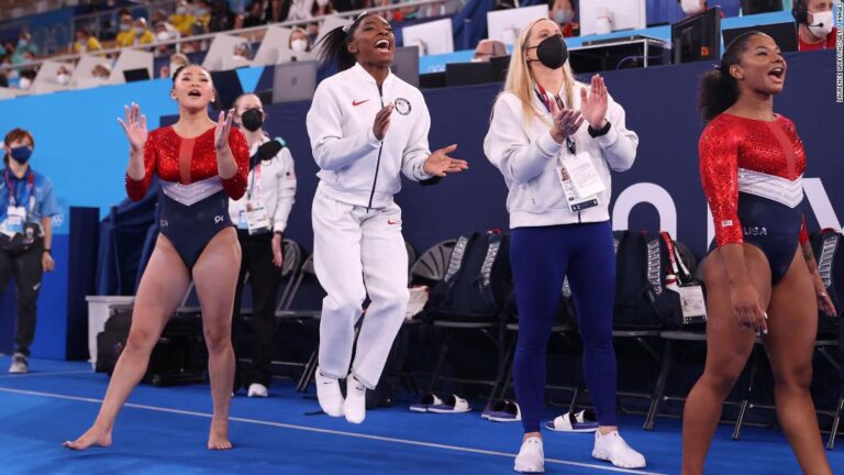 Biles gives teammate impromptu advice during press conference