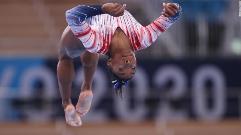 Simone Biles finishes balance beam routine to standing ovation