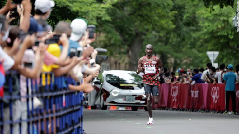 Eliud Kipchoge wins gold in men’s marathon