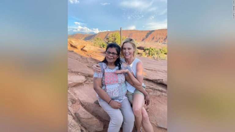 Julie Bowen of ‘Modern Family’ helped rescue a hiker who fainted in a Utah national park