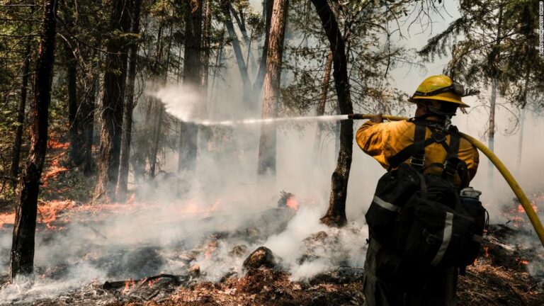 Officials predict more wildfires in western US amid forecasts of dangerously high temperatures