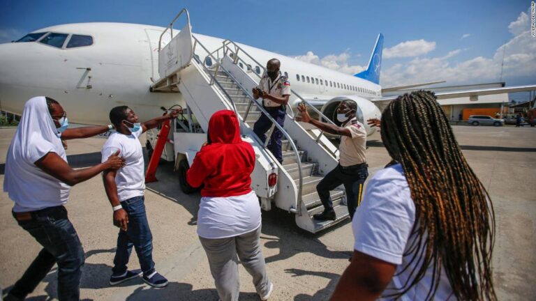 Chaos at Haiti airport as US deports migrants