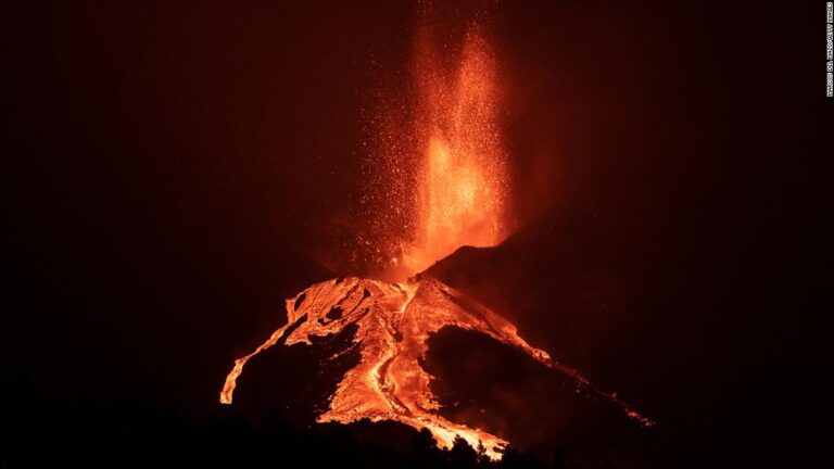 Lava blocks the size of buildings falling from La Palma volcano