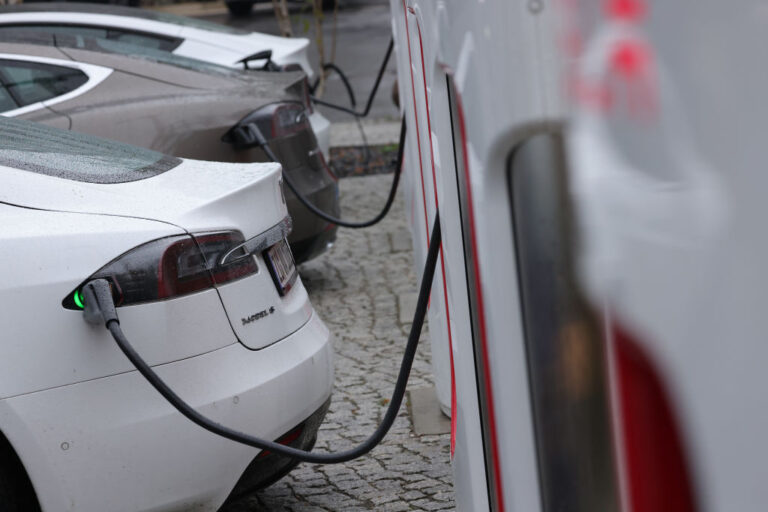 Global carmakers now target $515 billion for EVs, batteries