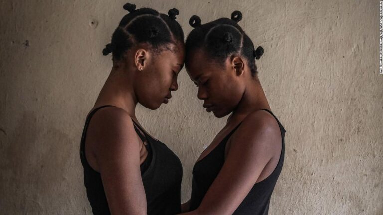 12 photos from women photographers tell the story of 2021