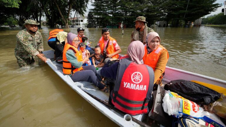 Flooding in Malaysia leaves 8 dead and 41,000 displaced