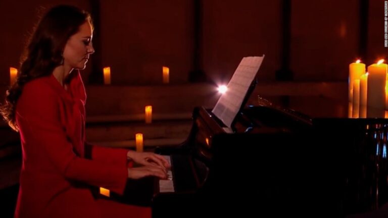 Kate plays piano in Christmas Eve service shown on TV